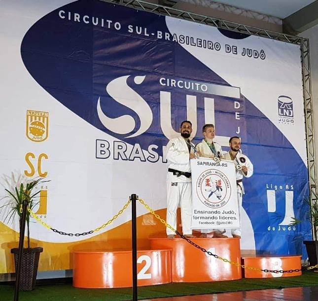 P&oacute;dio com backdrop do Circuito Sul-Brasileiro de Jud&ocirc;